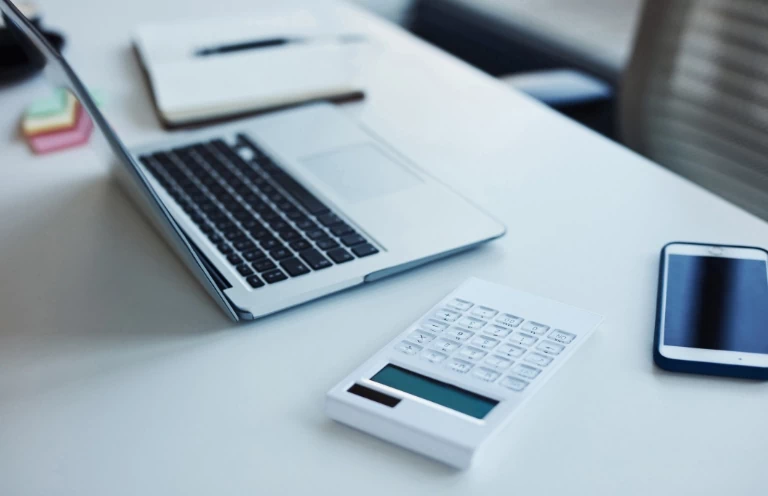 Laptop kalkulator i telefon na biurku